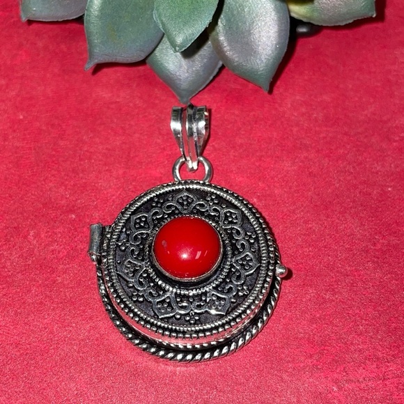 Coral Locket - Picture 2 of 13